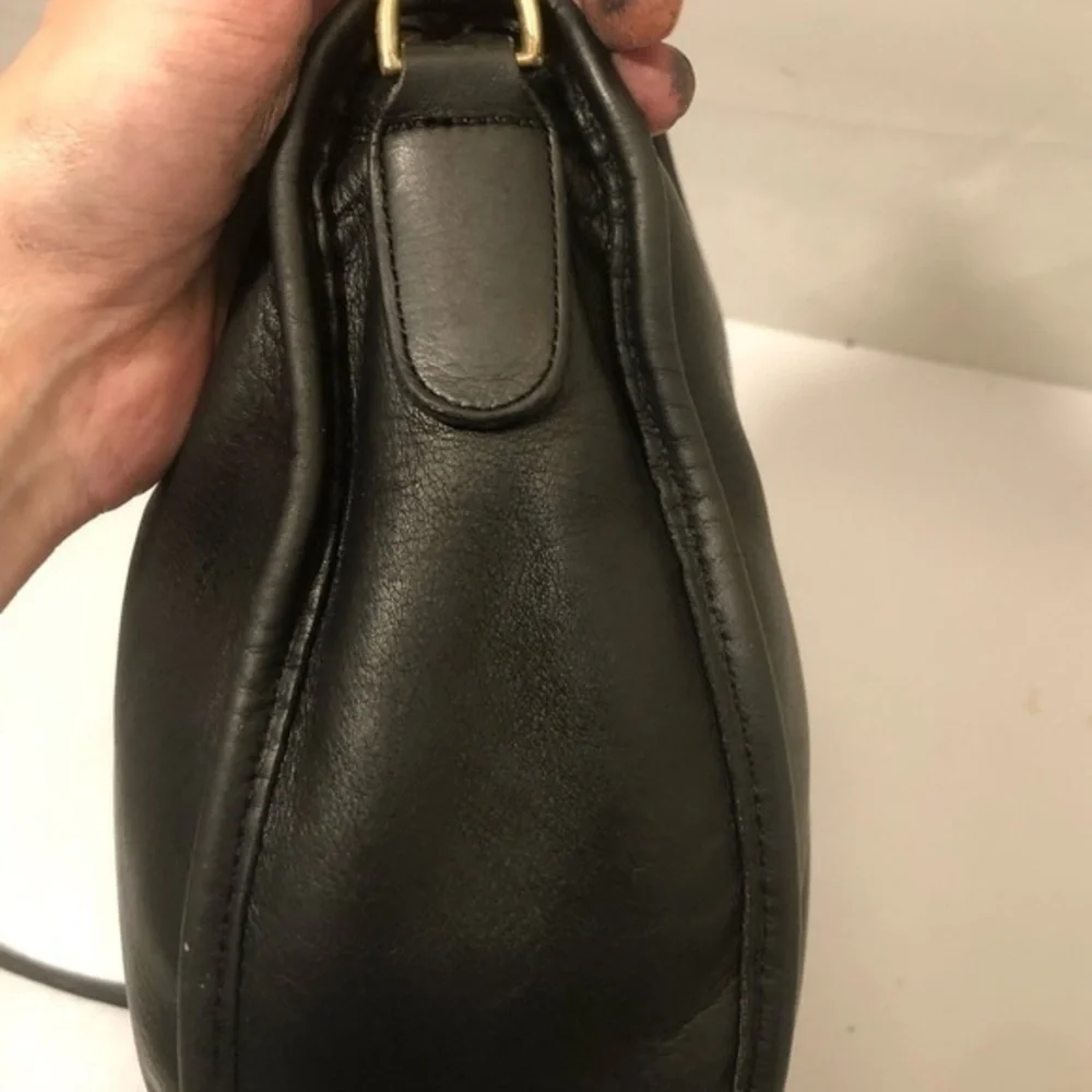 Coach vintage black leather swinger cresent bag